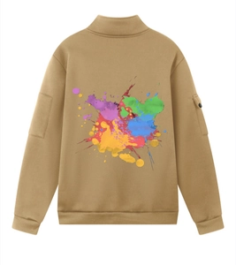 Dettaglio della stampa artistica colorata sul retro della felpa color kaki con collo alto