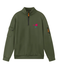Dettaglio della felpa verde militare con zip arancione a un quarto e tasche sulle maniche