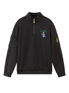 Dettaglio della tasca sulla manica e delle cerniere su questa felpa nera stile streetwear