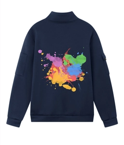 Dettaglio felpa blu scuro con stampa spray colorata sul retro e tasca cargo sulla manica