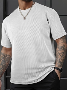 Detailansicht weißes Herren T-Shirt mit Rundhalsausschnitt und vertikaler Waffelstruktur