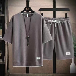 Graues Waffelstrick-Herren-Set bestehend aus Kurzarm-T-Shirt und Shorts mit Kordelzug