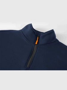 Dettaglio di felpa blu navy con mezza zip e colletto alto con tiretto in gomma arancione brillante
