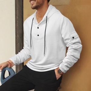 Herren-Hoodie aus weißem Waffelstrick mit schwarzen Knöpfen und Kordelzug
