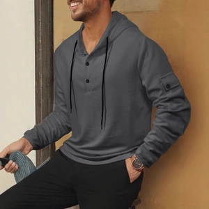 Dunkelgrauer Waffelstrick-Hoodie für Herren mit Henley-Ausschnitt und Ärmeltasche