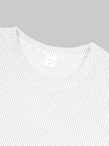 Nahaufnahme des Rundhalsausschnitts vom weißen T-Shirt mit schwarzen vertikalen Streifen