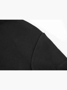 Dettaglio cuciture spalla di un pullover nero slim fit con mezza cerniera