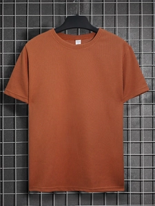 Detailaufnahme des t-shirts in gebranntem orange mit vertikaler rippstrick-textur