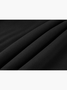 Dettaglio ravvicinato del tessuto a maglia nera con texture morbida e cuciture fini