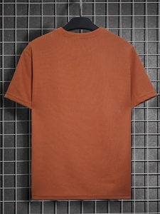 Rückansicht eines braun-orangen Kurzarm-Strick-T-Shirts mit vertikalem Rippenmuster