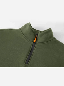 Dettaglio felpa verde scuro con colletto rialzato e tirante della zip arancione acceso