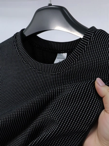 Makro-Detail von atmungsaktivem schwarz-weißem Strickstoff mit innerem Größenetikett
