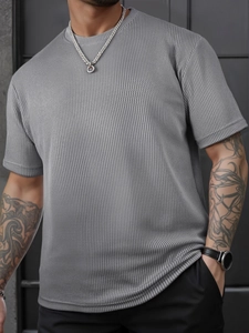 Detail eines grauen Herren-T-Shirts mit Waffelstruktur und klassischem Rundhalsausschnitt