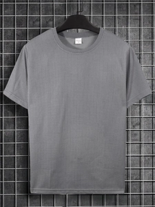 Detaillierte Nahaufnahme des grauen Waffelgewebes und Rundhalsausschnitts am Herren-T-Shirt