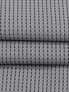 Nahaufnahme von grauem Strickstoff mit vertikaler schwarzer Textur und weichem Material
