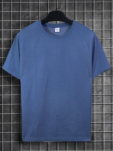 Nahaufnahme eines blauen Rundhals-T-Shirts mit atmungsaktivem Waffelstrick und Etikett