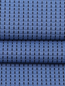 Detail von blauem Strickstoff mit schwarzer vertikaler pfeilförmiger Pointelle-Struktur