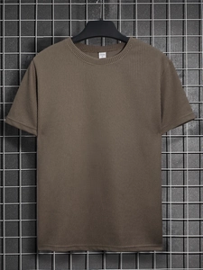 Detailaufnahme der braunen Waffelstrick-Struktur und des Innenetiketts am T-Shirt