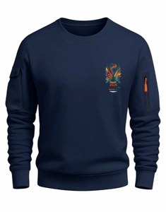 Dettaglio della felpa blu navy con tasche sulle maniche e grafica 2026