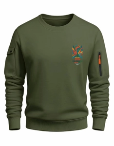 Dettaglio della felpa verde militare con tasche cargo sulle maniche e stampa 2026
