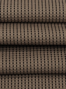 Nahaufnahme von dunkelbraunem Strickstoff mit Wabenstruktur und schwarzem Streifen