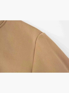 Dettaglio della cucitura della spalla e dello scollo sulla felpa kaki in maglia jersey