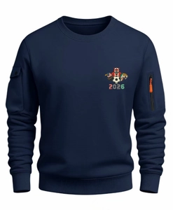 Détail d'un sweat bleu marine avec imprimé 2026 et poches zippées sur les manches