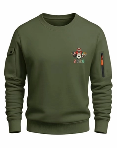 Détail du sweat vert armée avec poignets côtelés et poche munie d'un zip orange vif