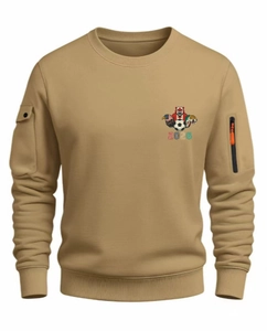 Détail de l'imprimé foot 2026 et poche zippée sur le sweat-shirt kaki pour homme