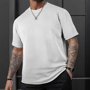 Weißes Herren-T-Shirt mit Rundhalsausschnitt und vertikaler Waffelstruktur in Loose Fit