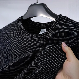 Herren T-Shirt mit Rundhalsausschnitt aus schwarz-weißem Strickstoff in lockerer Form