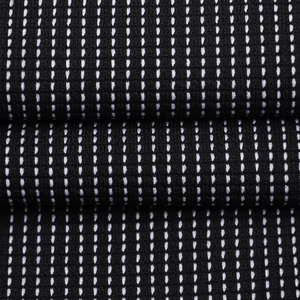 Schwarzes Herren-T-Shirt mit detaillierter weißer Punkttextur und dickem Strickstoff