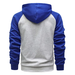Vista posteriore della felpa da uomo con corpo grigio e maniche raglan blu navy a contrasto