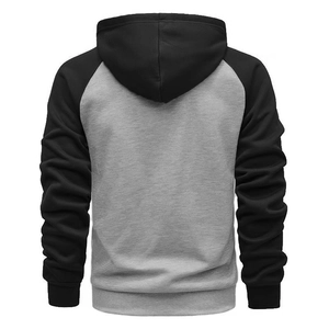 Vista posteriore di una felpa da uomo con maniche raglan, corpo grigio e maniche nere