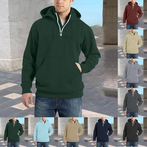 Collage aus mehrfarbigen Herren-Half-Zip-Hoodies mit Kordelzug und Vordertaschen