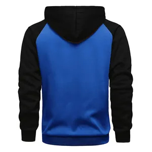 Détail des couleurs contrastées au dos du sweat à capuche avec manches raglan sport