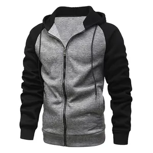 Détail de la doublure polaire épaisse et des coutures contrastées du sweat à capuche