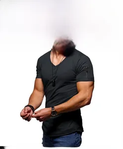 Dettaglio maglietta da uomo slim fit con scollo a V e tasca con zip sulla manica sinistra