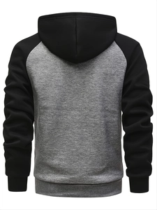 Détail des manches raglan et de la capuche sur le sweat à capuche polaire bicolore