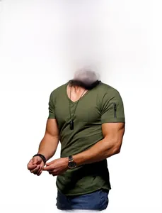 Dettaglio maglietta da uomo slim fit con scollo a V e tasca con zip sulla manica sinistra