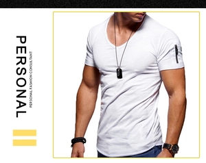 Dettaglio di t-shirt da uomo bianca slim fit con scollo a V e tasca con zip sulla manica