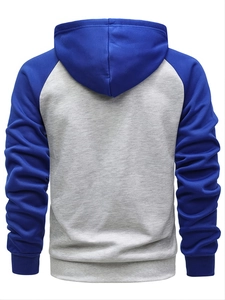 Vue arrière du sweat à capuche pour homme avec manches raglan et bords-côtes en bleu et gris