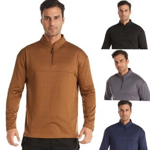 Dettaglio di pullover da uomo slim fit con zip a un quarto in quattro colori diversi