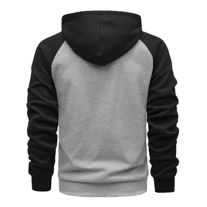 Vue arrière d'un sweat à capuche bicolore gris et noir avec doublure polaire pour hommes