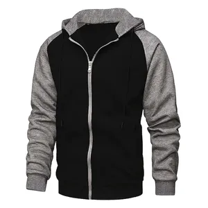 Détail des manches raglan, poignets côtelés et fermeture éclair sur sweat à capuche