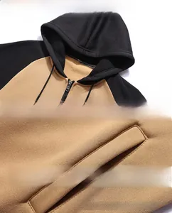 Détails du sweat à capuche avec poignets côtelés et cordon de serrage réglable en noir