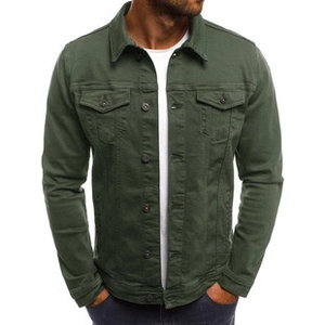 Dettaglio frontale della giacca di jeans in cotone verde militare da uomo con tasche