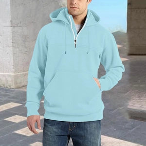 Detail eines hellblauen Herren-Hoodies mit Kordelzugkapuze und Halbreißverschluss