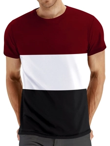 Détail du patchwork horizontal tricolore sur un T-shirt à manches courtes et col rond