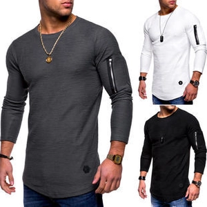 Dettaglio di una maglietta slim-fit con tasca con zip sulla manica e trama del tessuto